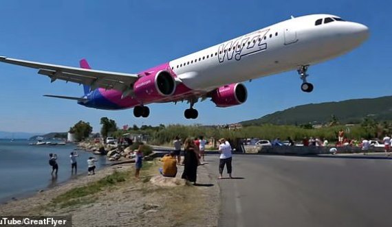 Ulja spektakolare e avionit në aeroportin e shtetit fqinj