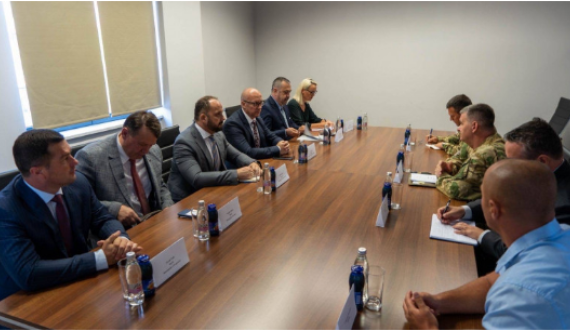 KFOR takohet me kryetarët e komunave të veriut, Rakiq flet për media