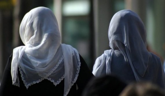 Peticioni online, arrihen mbi 10 mijë nënshkrime për shaminë në shkolla