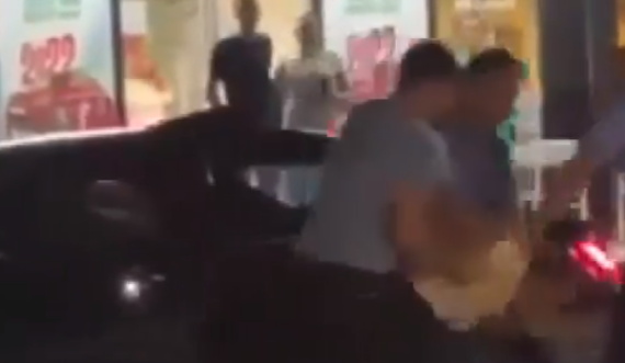 Sikur në vitet 90': Policia e Kosovës shtrin për toke dhe e arreston bruta*lisht një qytetar në qendër të qytetit