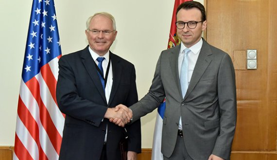 Petkoviqi i ankohet ambasadorit amerikan, provon t’ia mbushë mendjen se Kosova po “bën thirrje” për luftë