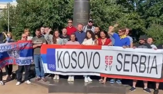 Në Rusi shfaqin pankarta me targat ilegale në përkrahje të Serbisë?