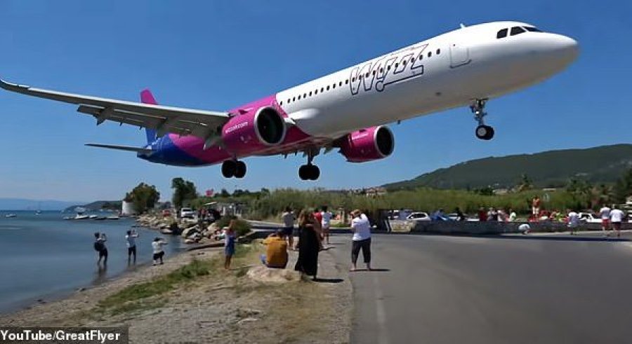 Ulja spektakolare e avionit në aeroportin e shtetit fqinj