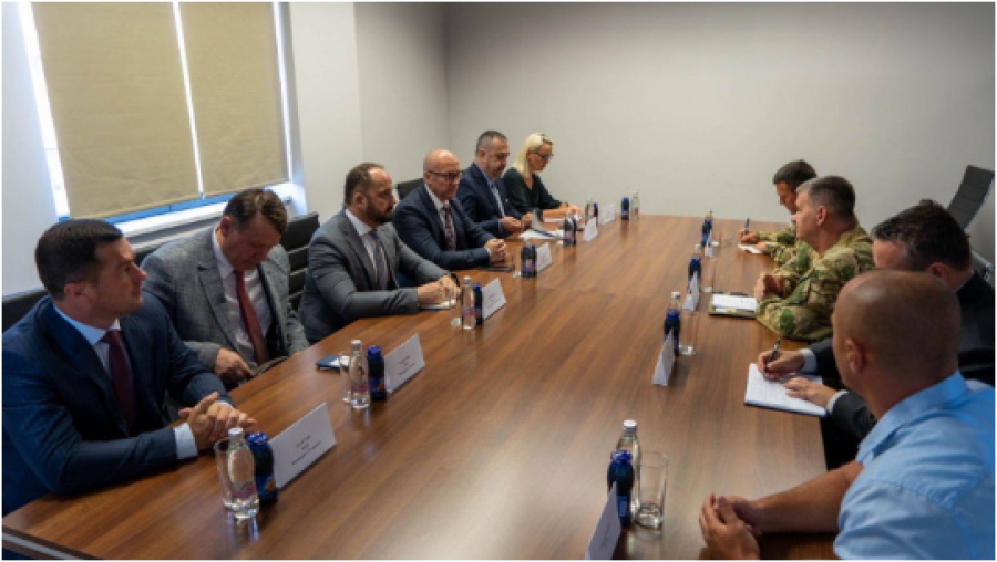 KFOR takohet me kryetarët e komunave të veriut, Rakiq flet për media