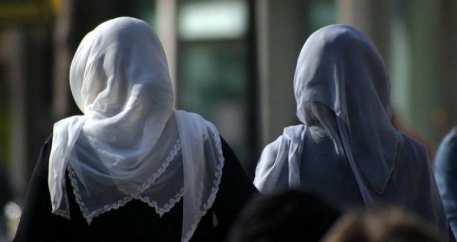 Peticioni online, arrihen mbi 10 mijë nënshkrime për shaminë në shkolla