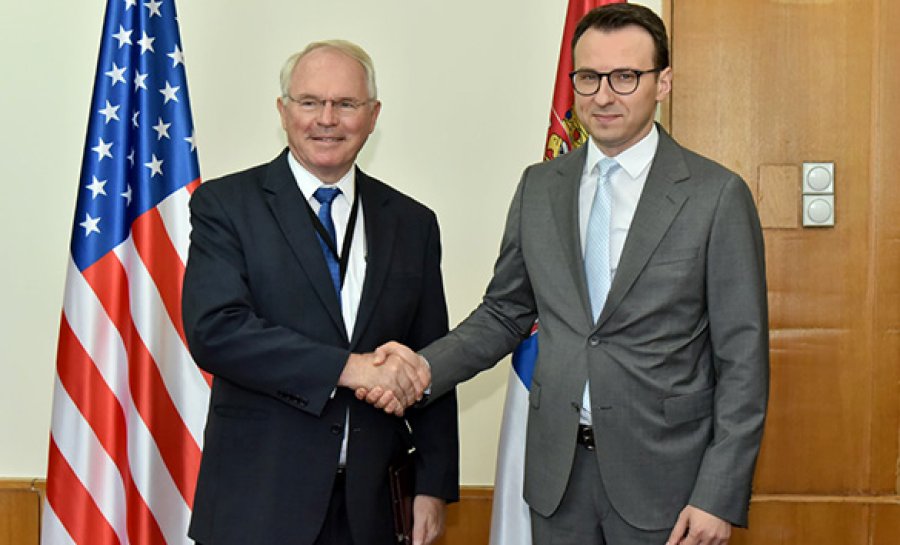 Petkoviqi i ankohet ambasadorit amerikan, provon t’ia mbushë mendjen se Kosova po “bën thirrje” për luftë