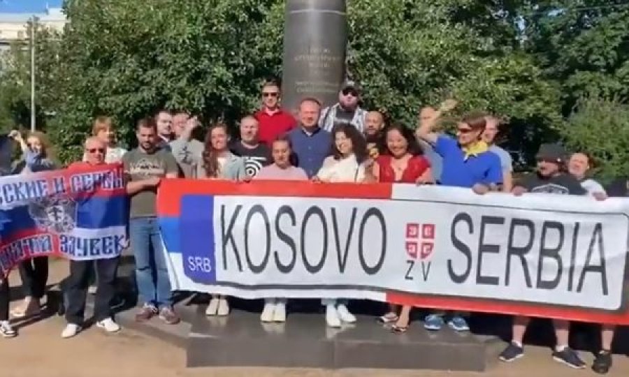 Në Rusi shfaqin pankarta me targat ilegale në përkrahje të Serbisë?