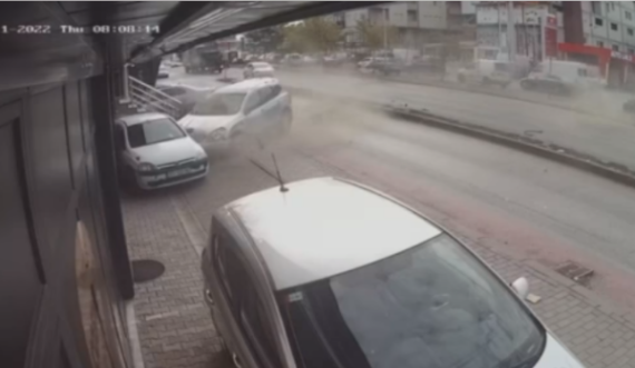 Kamerat e sigurisë kapin një aksident të tmerrshëm në Prishtinë