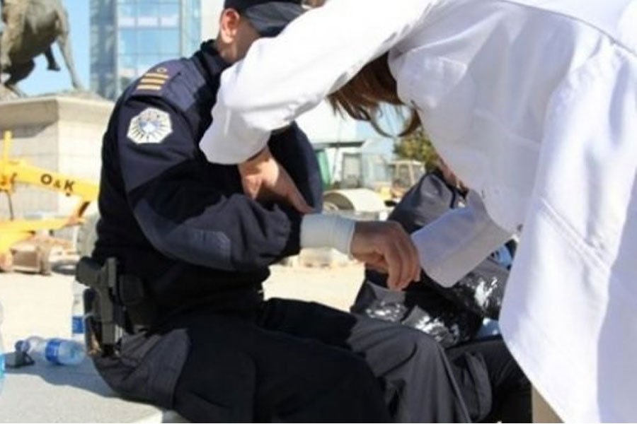 Holandezi në Kosovë i rrah dy policë, i bën për spital
