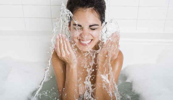 Për të zbutur lëkurën tuaj gjatë banjës, ndiqni këto 6 këshilla të dobishme