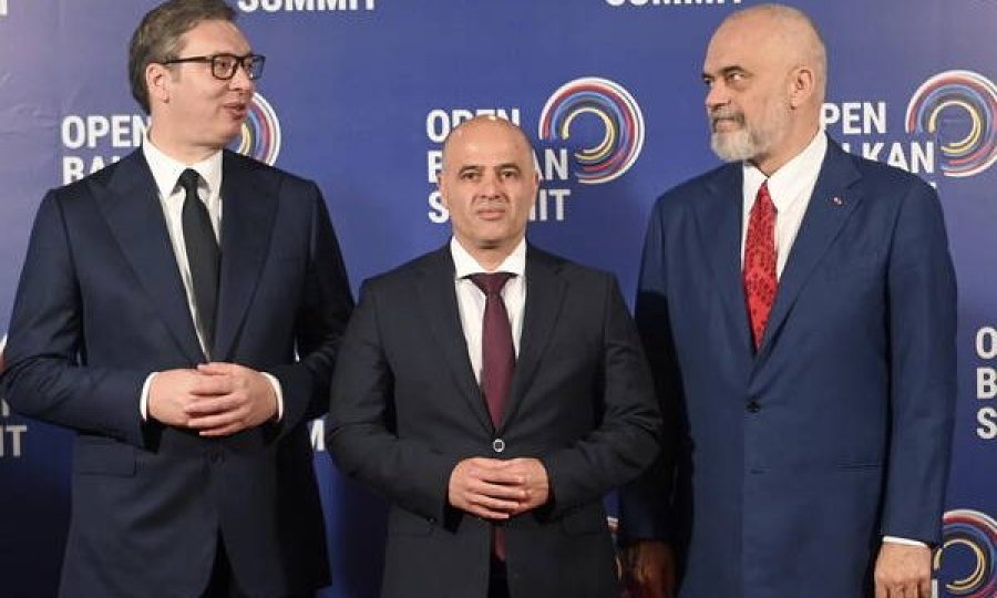 Në ditën kur fillon zbatimi i vendimit për targat, Vuçiq, Rama e Kovaçevski do të hapin panairin e verës në Beograd