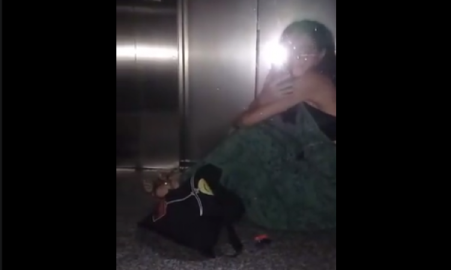 Aktorja mbetet në lift, policia e Kosovës, zjarrfikësit e KEDS refuzojnë ta ndihmojnë