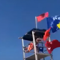 Hoqi flamurin turk nga kulla e rojës në Durrës dhe e hodhi në det, arrestohet 48-vjeçari