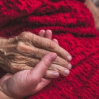 Eksperti mjekësor: Shenjat që tregojnë se një person e ka vdekjen afër
