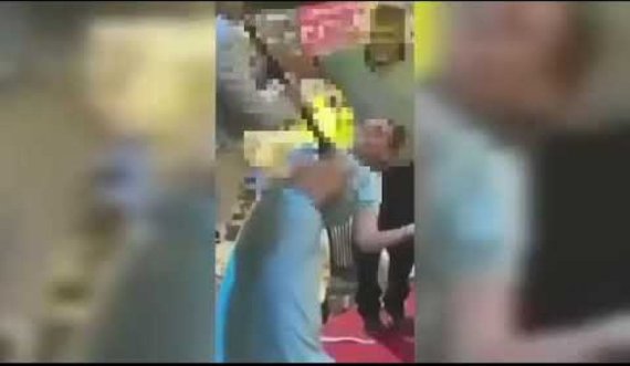 Gruaja ngre bluzën dhe i tregon gjoksin klarinetistit (Video)