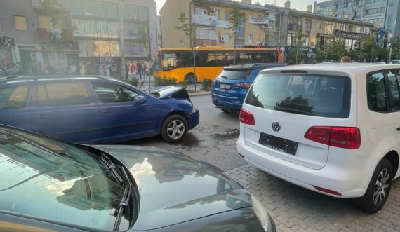 Aksident mes dy veturash në Prishtinë