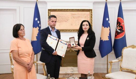 Presidentja Osmani ia dorëzoi “Urdhrin Hero i Kosovës”, familjes së heroit Sali Çekaj