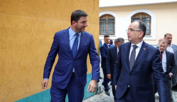 Presidenti Begaj drekon me Krasniqin në Prizren, me Abdixhikun s’merren vesh ku të takohen