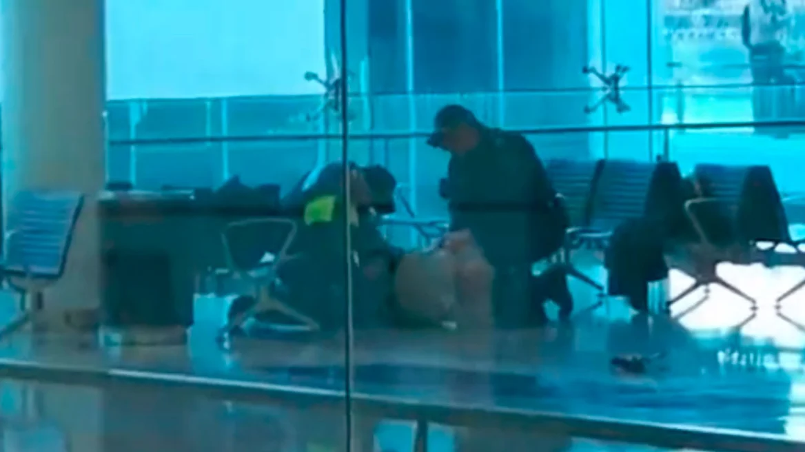 Një person i armatosur hap zjarr në aeroport