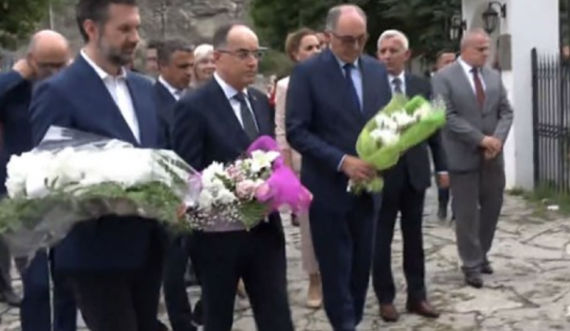 Begaj e përmbyll vizitën në Kosovë duke qëndruar tek Lidhja e Prizrenit