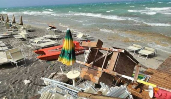 Shezlongë që fluturojnë, pemë të rrëzuara dhe dallgë të frikshme,  moti i 'çmendur' largon pushuesit nga plazhet