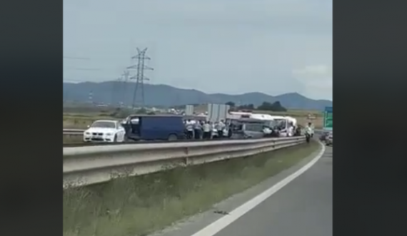 Tre të lënduar nga aksidenti në autostradë, Policia jep detaje
