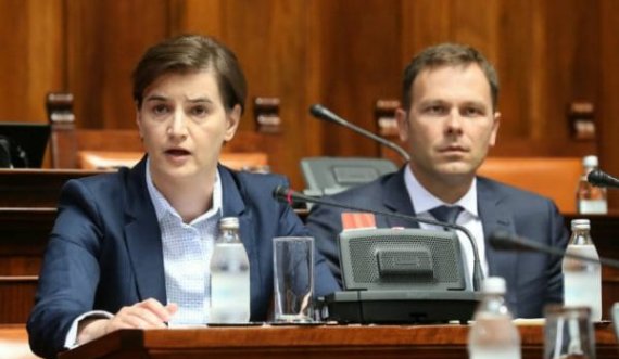 Vuçiq i orkestron kryeministren e ministrat për t’i thurrur lavde para takimit me Kurtin