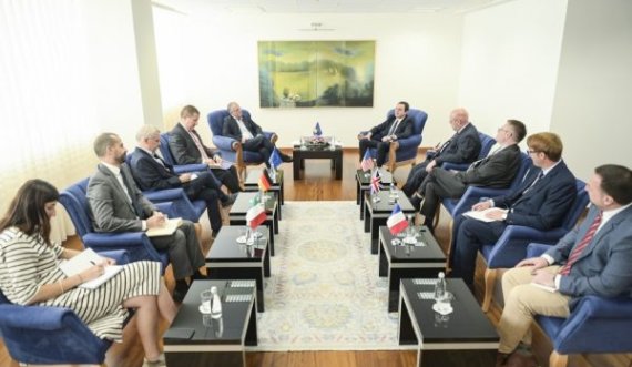 Kurti shihet me ambasadorët e QUINT-it dhe shefin e zyrës së BE-së para takimit me Vuçiqin