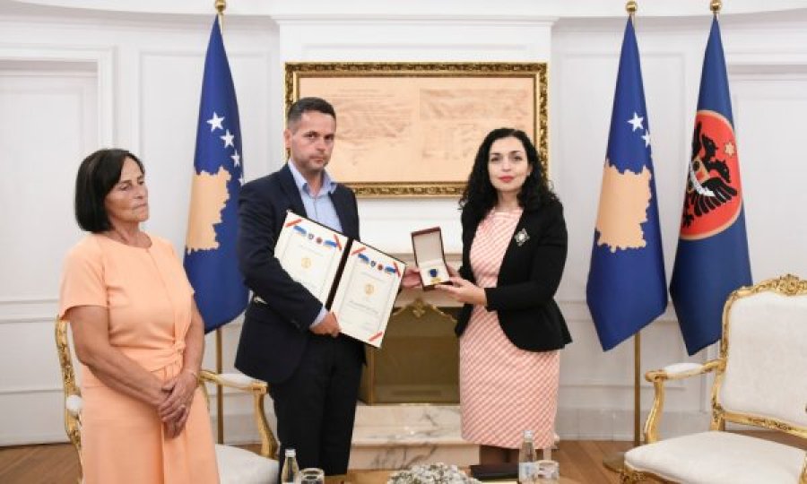 Presidentja Osmani ia dorëzoi “Urdhrin Hero i Kosovës”, familjes së heroit Sali Çekaj