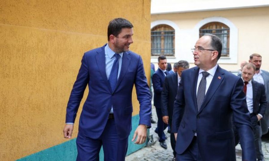 Presidenti Begaj drekon me Krasniqin në Prizren, me Abdixhikun s’merren vesh ku të takohen