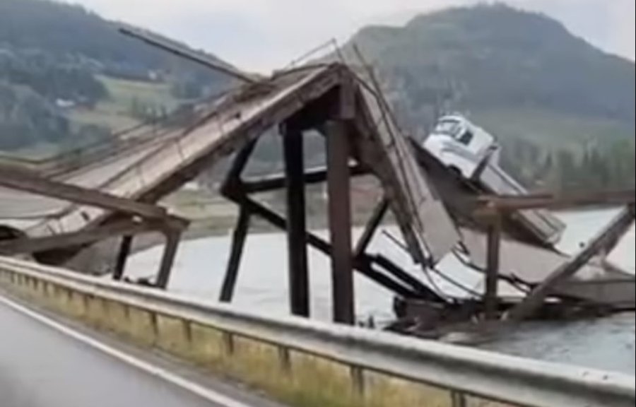 Shembet ura, kamioni dhe vetura bllokohen në mes të lumit