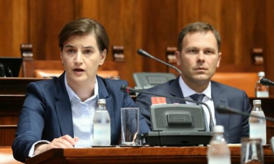 Vuçiq i orkestron kryeministren e ministrat për t’i thurrur lavde para takimit me Kurtin