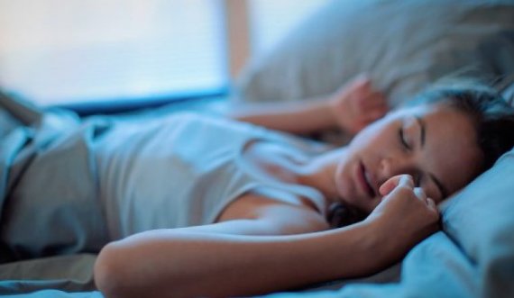Ekspertët zbulojnë arsyen pse flisni në gjumë