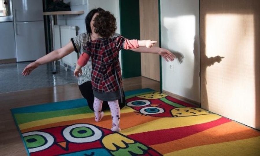 Prekëse: Kjo është 5-vjeçarja pa prindër nga Kosova që u adoptua nga një familje