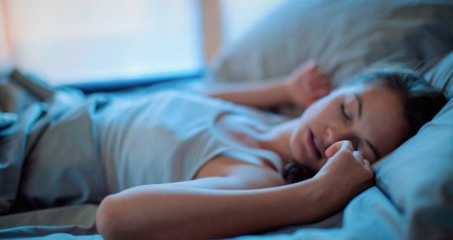 Ekspertët zbulojnë arsyen pse flisni në gjumë