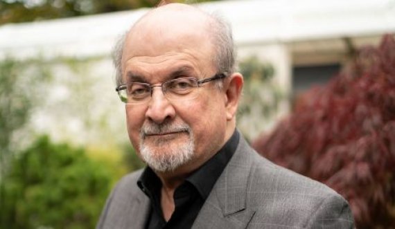 I dyshuari për sulmin ndaj Rushdies lexoi “dy faqe” të Vargjeve Satanike