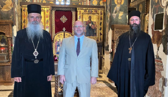 Hovenier viziton Manastirin e Graçanicës: Çdo kosovar duhet të adhurojë pa u diskriminuar