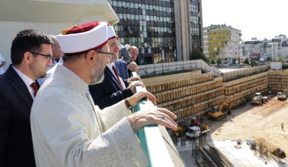 Homologu turk i Myftiut Tërnava 'inspekton' punimet te Xhamia Qendrore