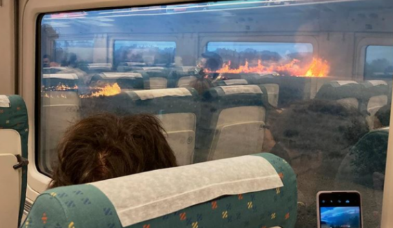 Treni rrethohet nga flakët, pasagjerët luftojnë për të shpëtuar