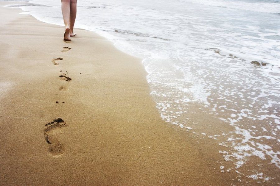 Mësoni pesë arsyet pse ecja në rërë është e shëndetshme