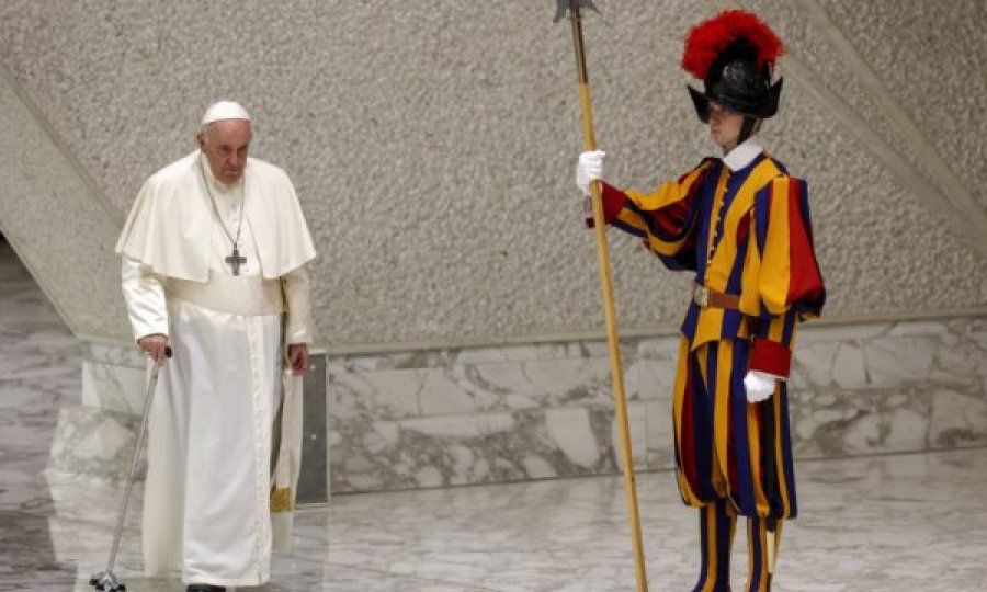 Një anëtari të gardës i bie të fikët gjatë fjalimit të Papa Françeskut