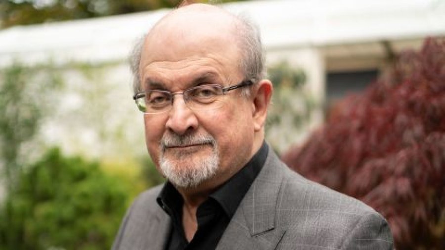 I dyshuari për sulmin ndaj Rushdies lexoi “dy faqe” të Vargjeve Satanike