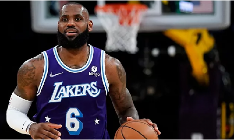 LeBron James vazhdon me La Lakers