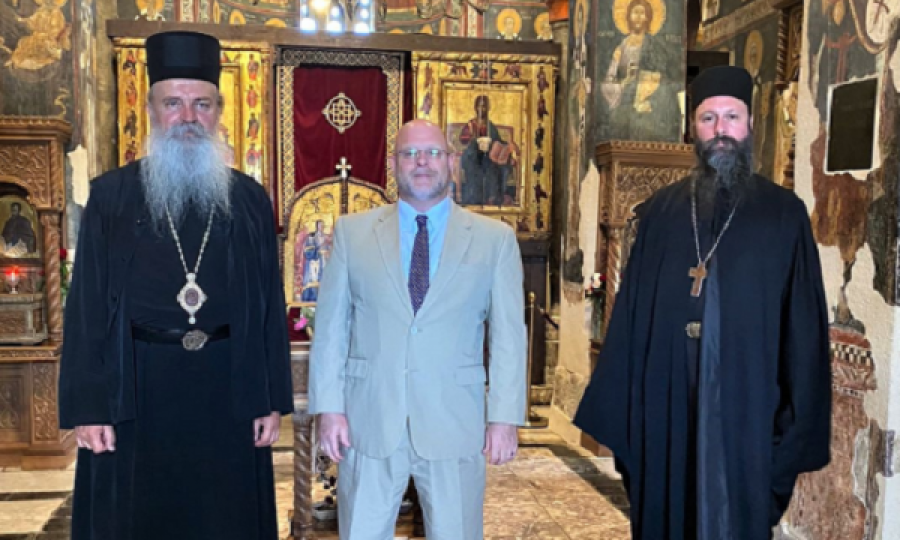 Hovenier viziton Manastirin e Graçanicës: Çdo kosovar duhet të adhurojë pa u diskriminuar