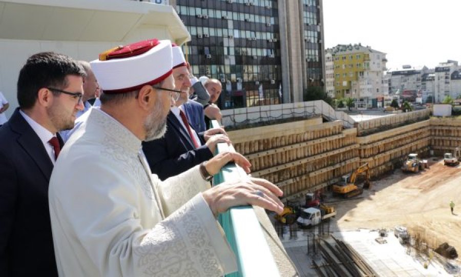 Homologu turk i Myftiut Tërnava 'inspekton' punimet te Xhamia Qendrore
