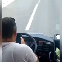 Shoferi i autobusit që përdori telefonin gjatë vozitjes shan gazetaren