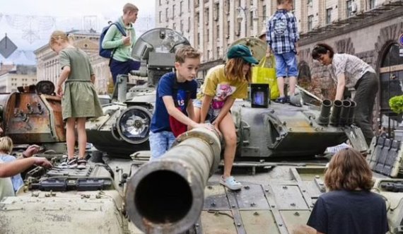 Tanket e shkatërruar të Putinit mbushin rrugët e kryeqytetit ukrainas