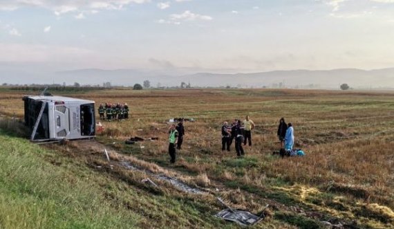 Përmbyset autobusi me udhëtarë/Një i vdekur dhe 24 të lënduar