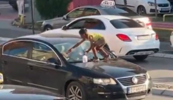 Prishtinë: Djaloshi hip mbi veturë për t’ia larë xhamin e përparmë të veturës një shoferi