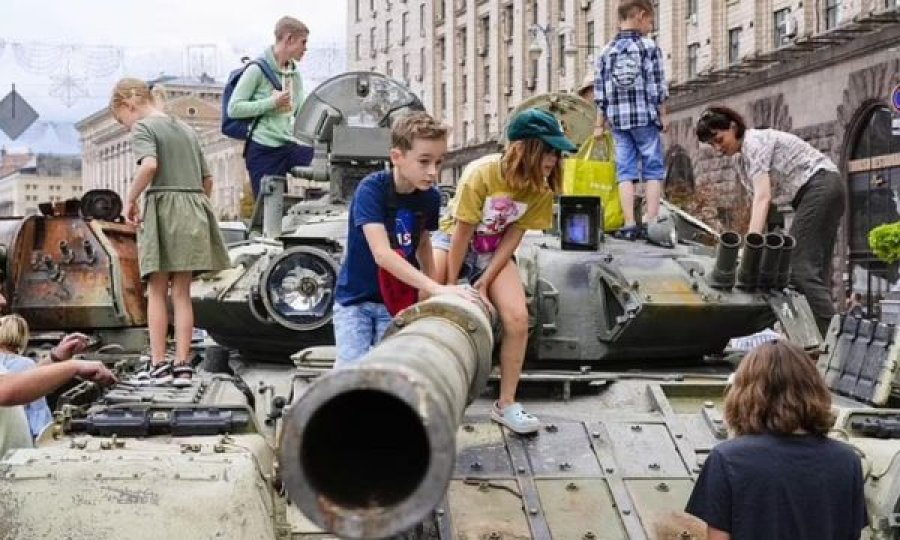 Tanket e shkatërruar të Putinit mbushin rrugët e kryeqytetit ukrainas
